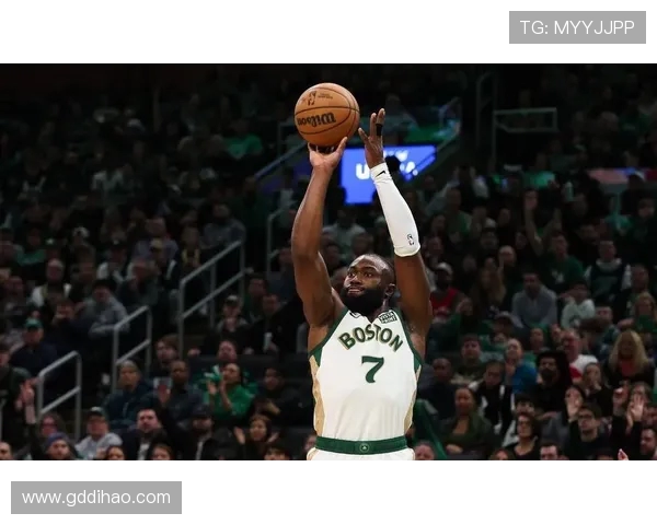 杰伦布朗近12场11次得30+表现抢眼 唯一三双战展现全面实力