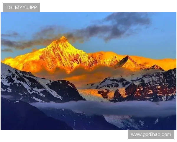 户外徒步运动警示：两名成年男性挑战梅里雪山失联至今杳无音讯引发登山安全反思
